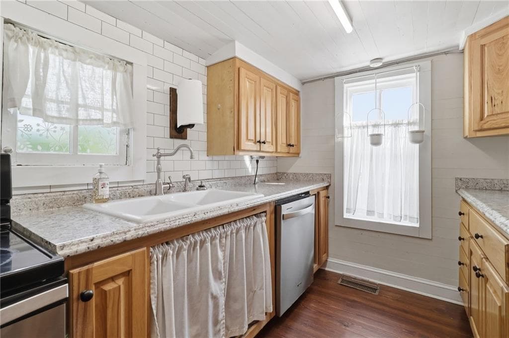 2 bedroom, 1 bathroom, 1,032 sq ft single family residence for sale at 206 Kell Street, Ellijay, GA 30540 — photo 8