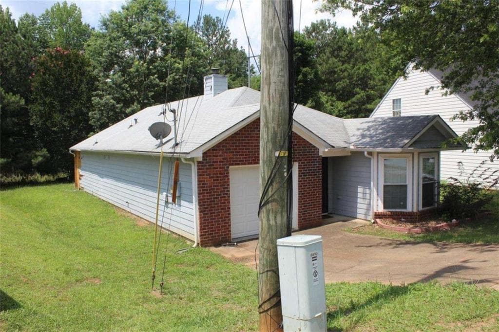 3 bedroom, 2 bathroom, 1,391 sq ft single family residence under contract at 6592 Browns Mill Ferry Drive, Lithonia, GA 30038 — photo 2