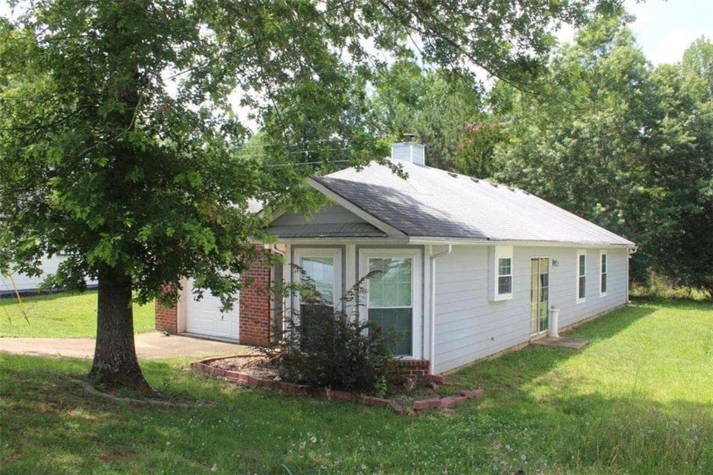 3 bedroom, 2 bathroom, 1,391 sq ft single family residence under contract at 6592 Browns Mill Ferry Drive, Lithonia, GA 30038 — photo 3