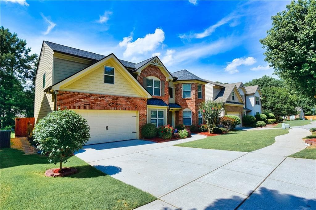 5 bedroom, 3 bathroom, 2,636 sq ft single family residence for sale at 1721 Bridle Road, Lawrenceville, GA 30043 — photo 2