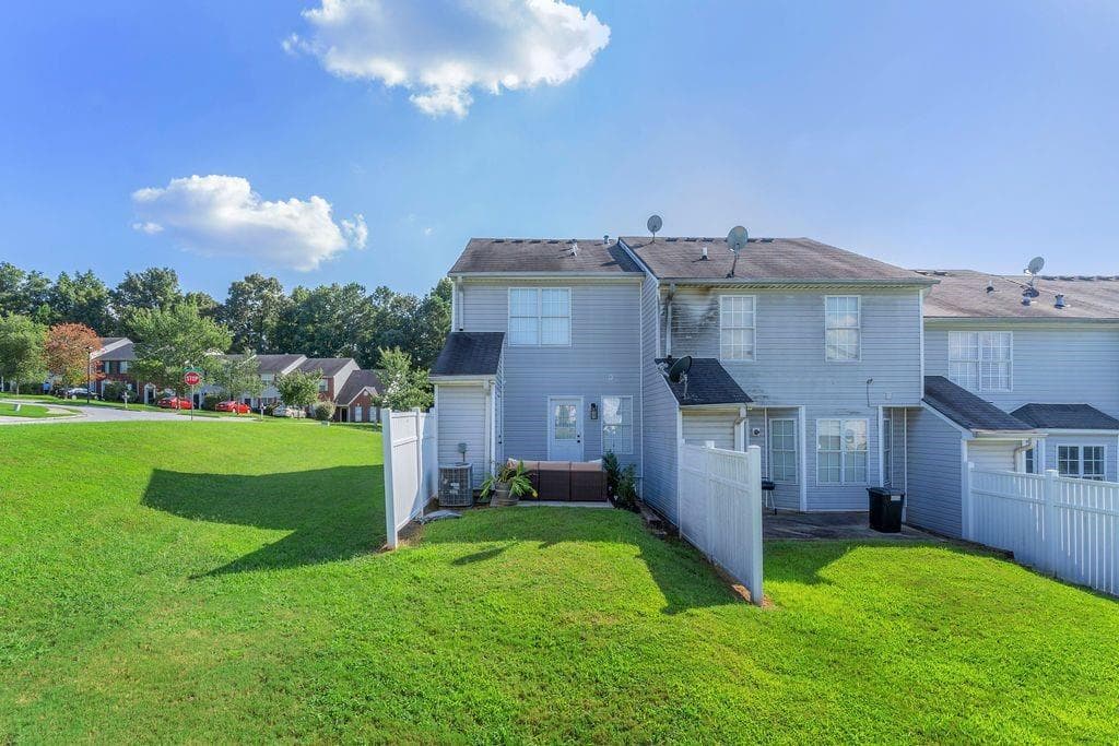 2 bedroom, 2 bathroom townhouse for rent at 1327 Hollenbeck Lane, Riverdale, GA 30296 for $1,650 a month — photo 2