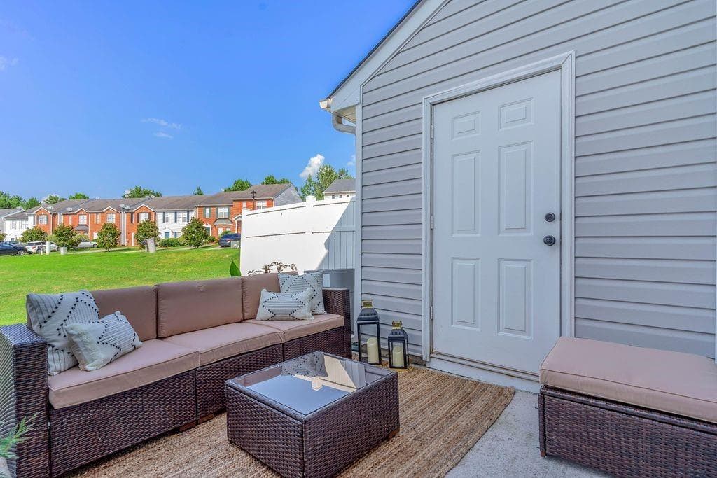 2 bedroom, 2 bathroom townhouse for rent at 1327 Hollenbeck Lane, Riverdale, GA 30296 for $1,650 a month — photo 3