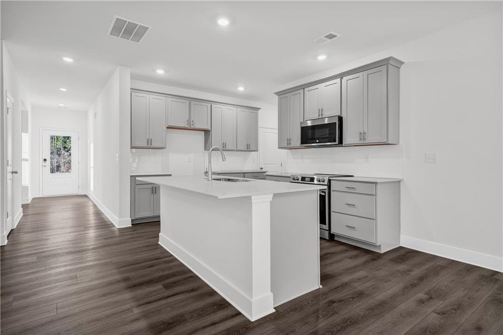 6 bedroom, 3 bathroom, 3,007 sq ft single family residence under contract at 121 Armory Creek Drive, Jackson, GA 30233 — photo 5