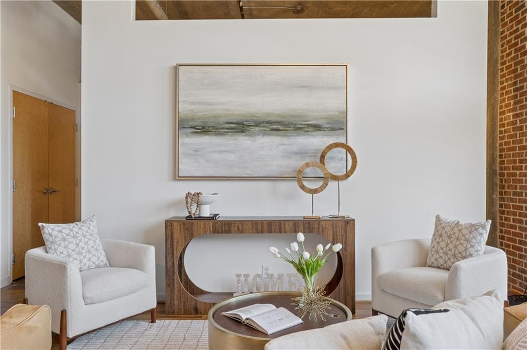 2 bedroom, 2 bathroom, 1,116 sq ft condominium under contract at 660 Glen Iris Drive 305, Atlanta, GA 30308 — photo 3