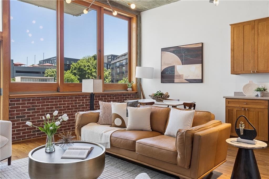 2 bedroom, 2 bathroom, 1,116 sq ft condominium under contract at 660 Glen Iris Drive 305, Atlanta, GA 30308 — photo 2