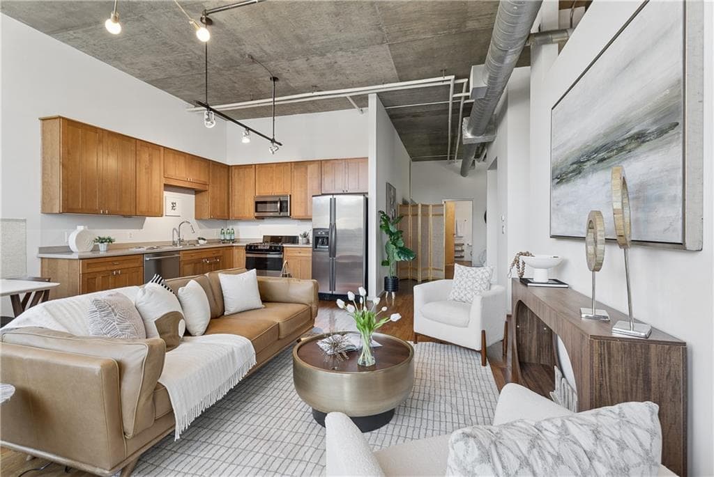 2 bedroom, 2 bathroom, 1,116 sq ft condominium under contract at 660 Glen Iris Drive 305, Atlanta, GA 30308 — photo 4