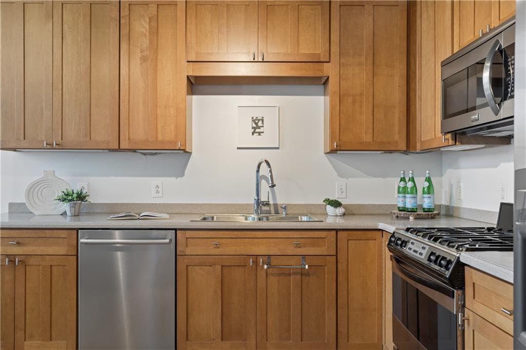 2 bedroom, 2 bathroom, 1,116 sq ft condominium under contract at 660 Glen Iris Drive 305, Atlanta, GA 30308 — photo 6