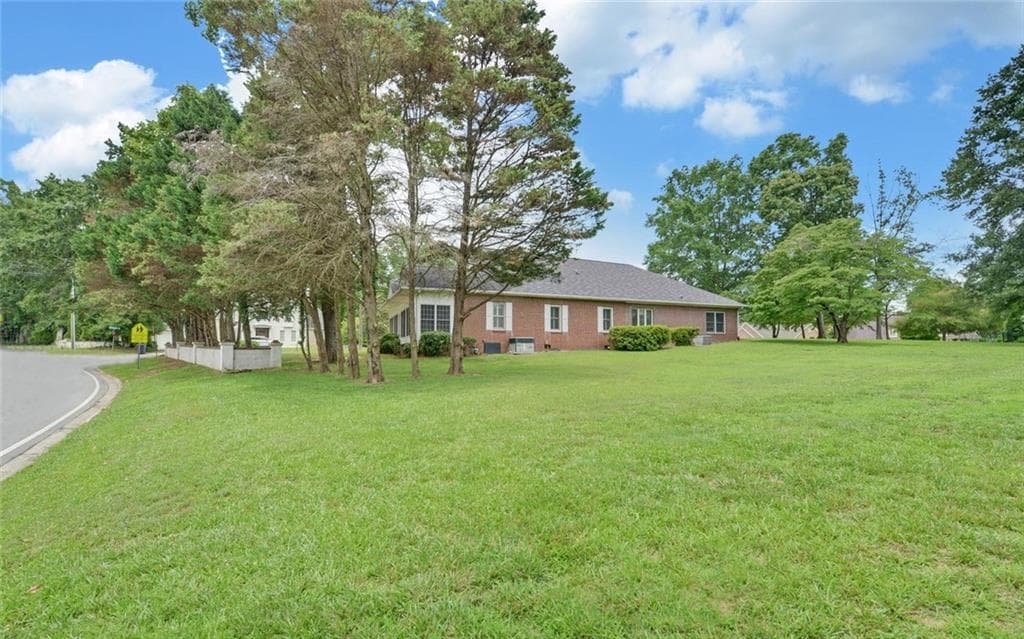 3 bedroom, 4 bathroom, 2,147 sq ft single family residence under contract at 1261 Enota Avenue, Gainesville, GA 30501 — photo 3