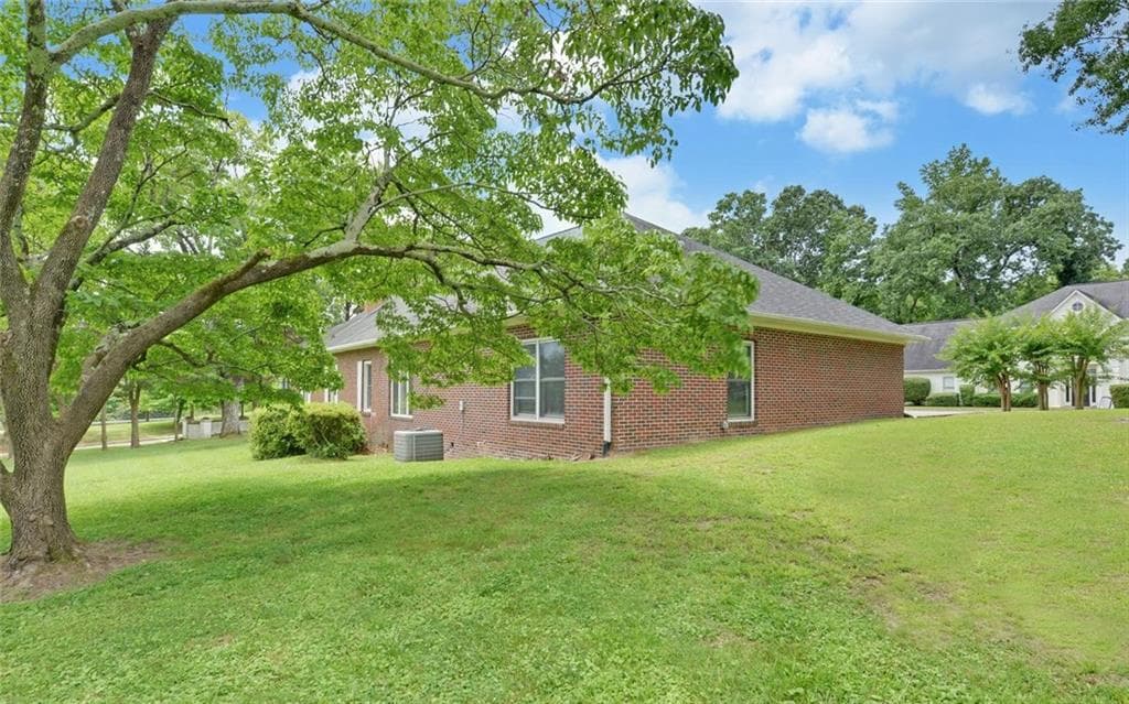 3 bedroom, 4 bathroom, 2,147 sq ft single family residence under contract at 1261 Enota Avenue, Gainesville, GA 30501 — photo 4