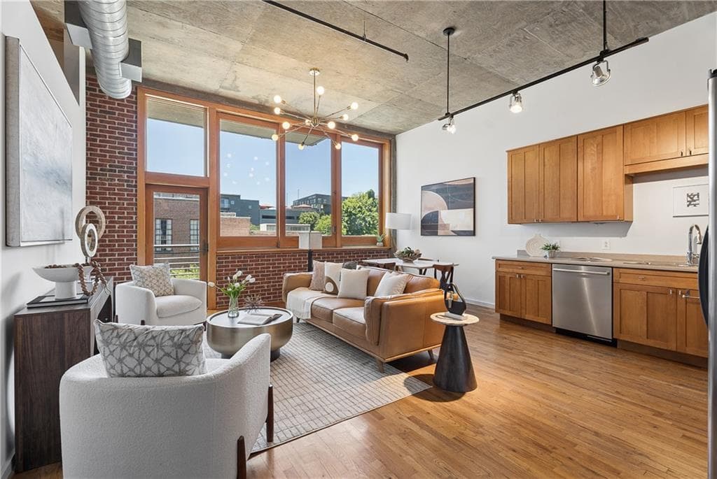2 bedroom, 2 bathroom, 1,116 sq ft condominium under contract at 660 Glen Iris Drive 305, Atlanta, GA 30308
