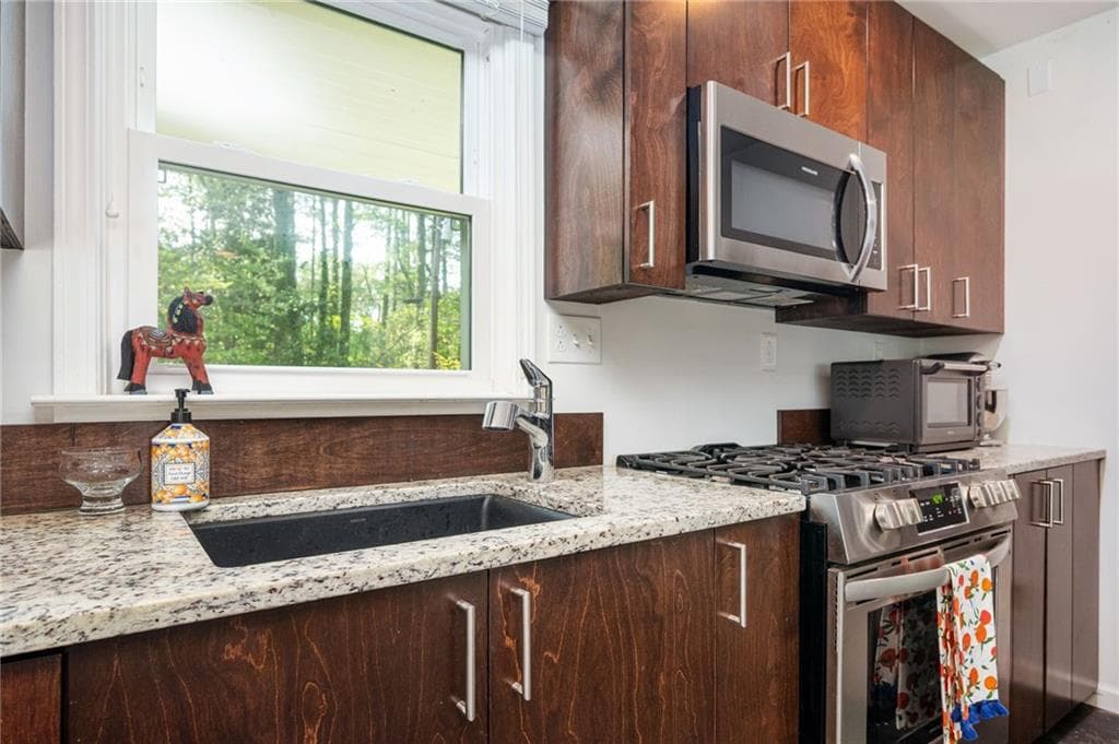 2 bedroom, 2 bathroom, 1,100 sq ft single family residence for sale at 1428 Sandy Lane, Decatur, GA 30032 — photo 9
