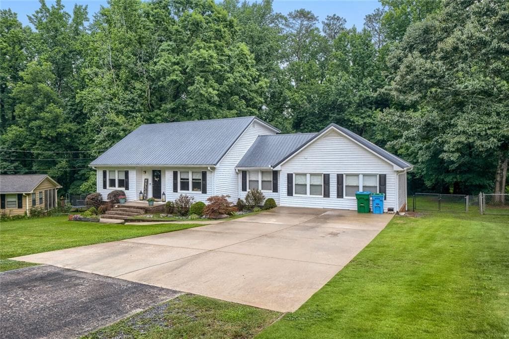 4 bedroom, 3 bathroom, 2,486 sq ft single family residence for sale at 5042 Stephens Drive, Lilburn, GA 30047 — photo 2