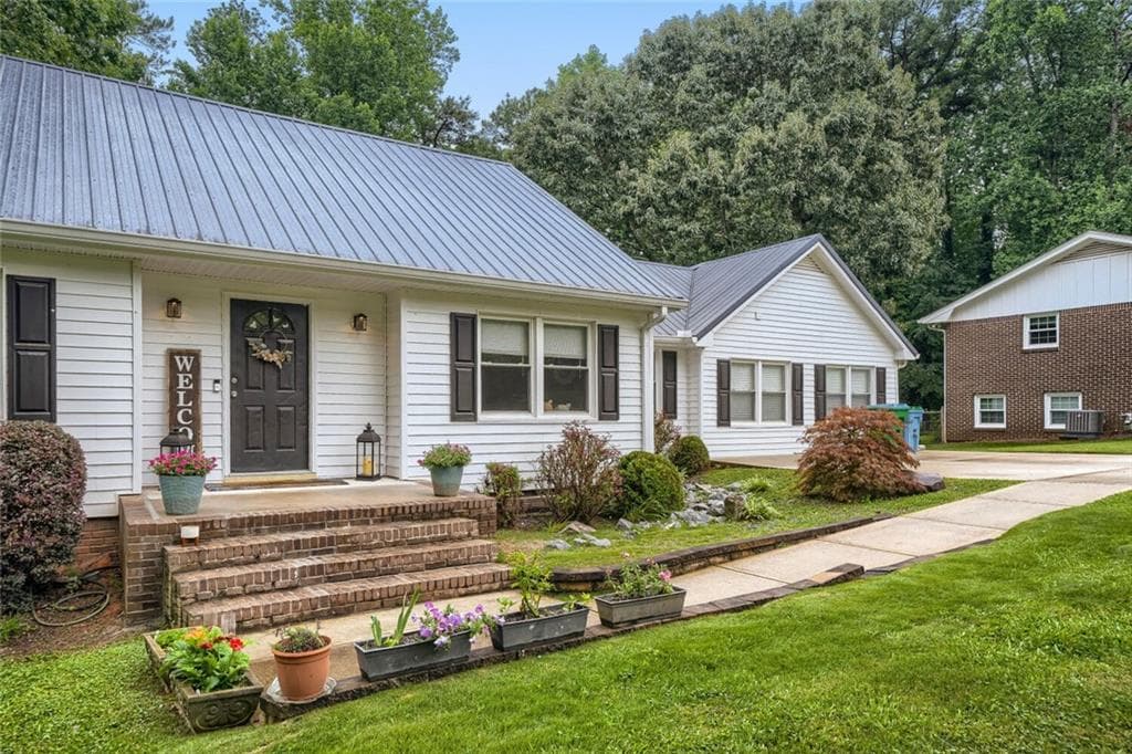 4 bedroom, 3 bathroom, 2,486 sq ft single family residence for sale at 5042 Stephens Drive, Lilburn, GA 30047 — photo 3