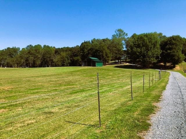 3 bedroom, 2 bathroom, 2,100 sq ft single family residence for sale at 960 Mcentyre Loop, Calhoun, GA 30701 — photo 2