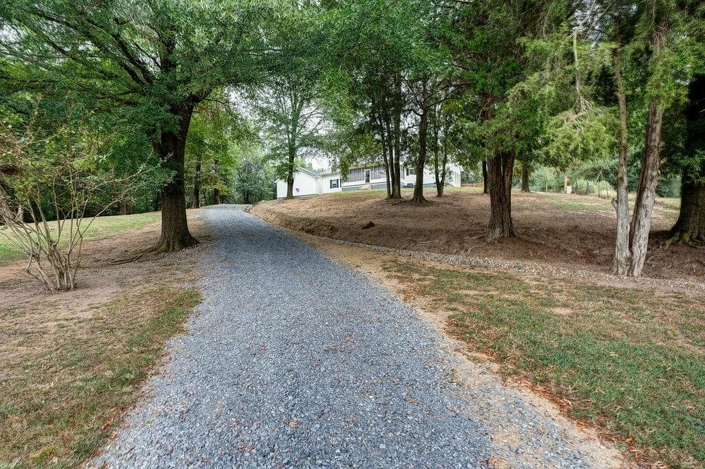 3 bedroom, 2 bathroom, 2,100 sq ft single family residence for sale at 960 Mcentyre Loop, Calhoun, GA 30701 — photo 3