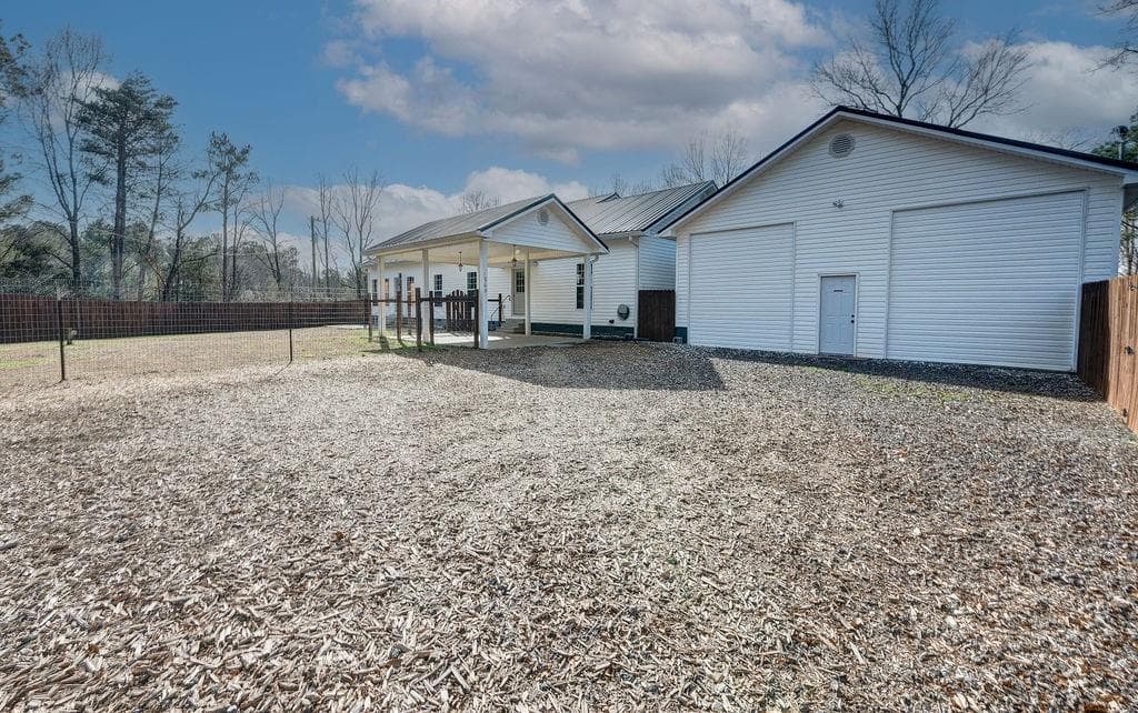 3 bedroom, 2 bathroom, 2,100 sq ft single family residence for sale at 960 Mcentyre Loop, Calhoun, GA 30701 — photo 6