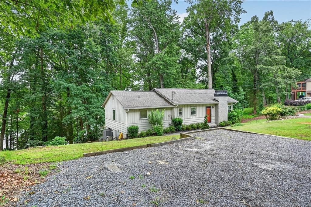 3 bedroom, 3 bathroom, 1,638 sq ft single family residence for sale at 6321 Lakeview Drive, Buford, GA 30518 — photo 4