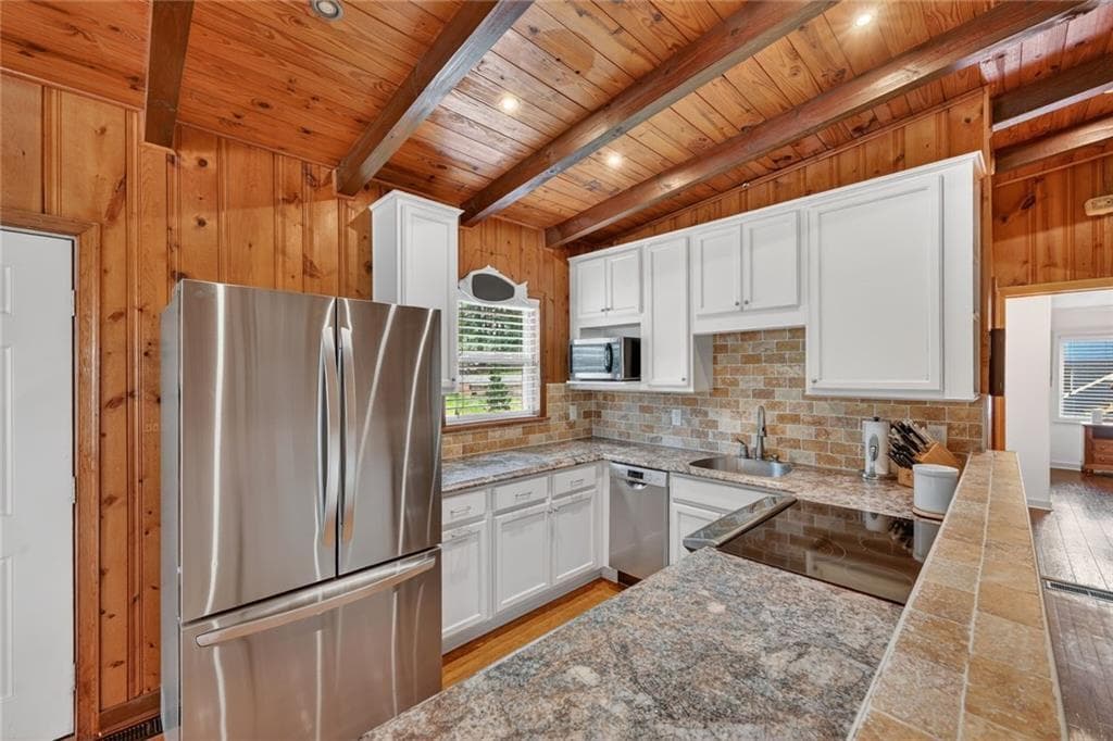 3 bedroom, 3 bathroom, 1,638 sq ft single family residence for sale at 6321 Lakeview Drive, Buford, GA 30518 — photo 8