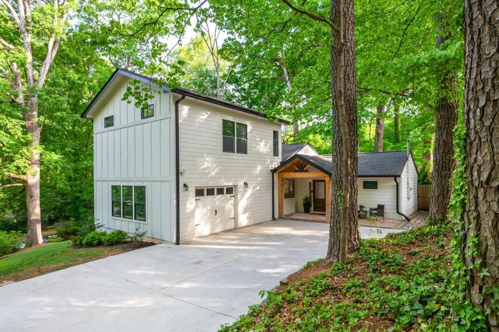 4 bedroom, 5 bathroom, 3,000 sq ft single family residence for sale at 1461 Lively Ridge Road, Atlanta, GA 30329 — photo 2