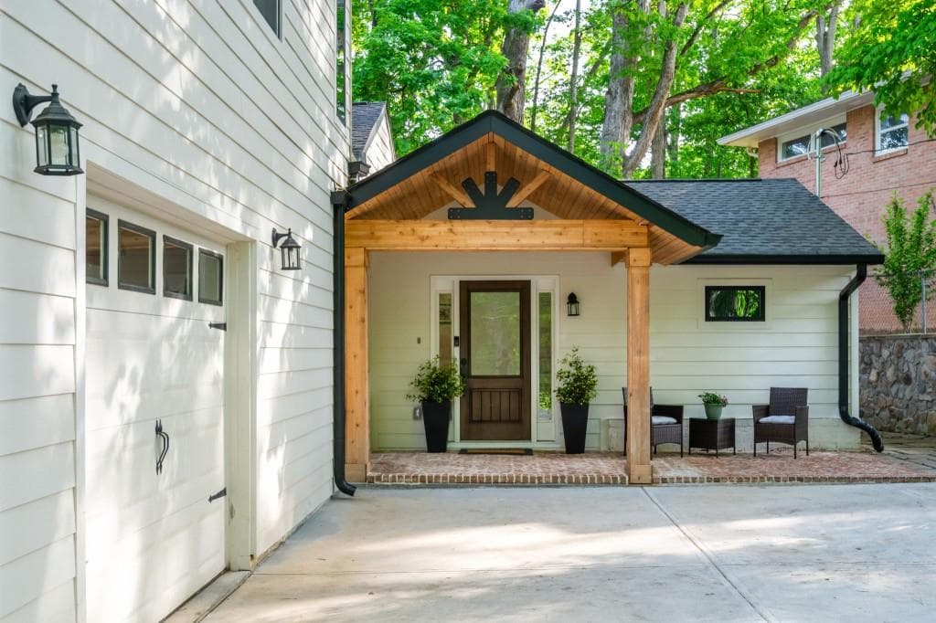 4 bedroom, 5 bathroom, 3,000 sq ft single family residence for sale at 1461 Lively Ridge Road, Atlanta, GA 30329 — photo 3