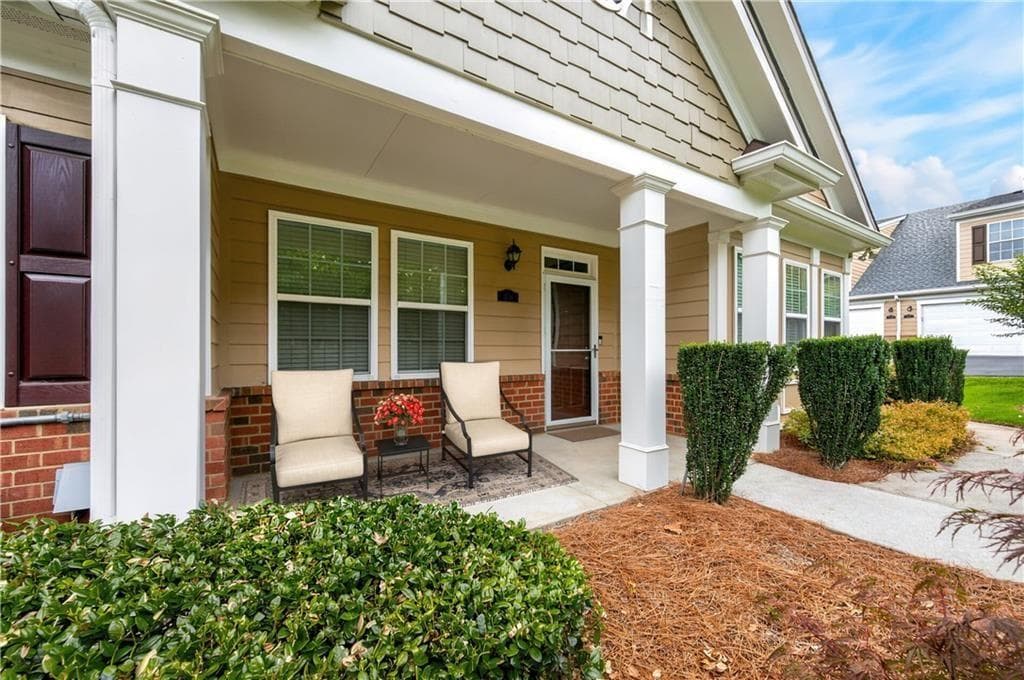 3 bedroom, 3 bathroom, 2,282 sq ft condominium under contract at 2711 Grapevine Circle, Cumming, GA 30041 — photo 3