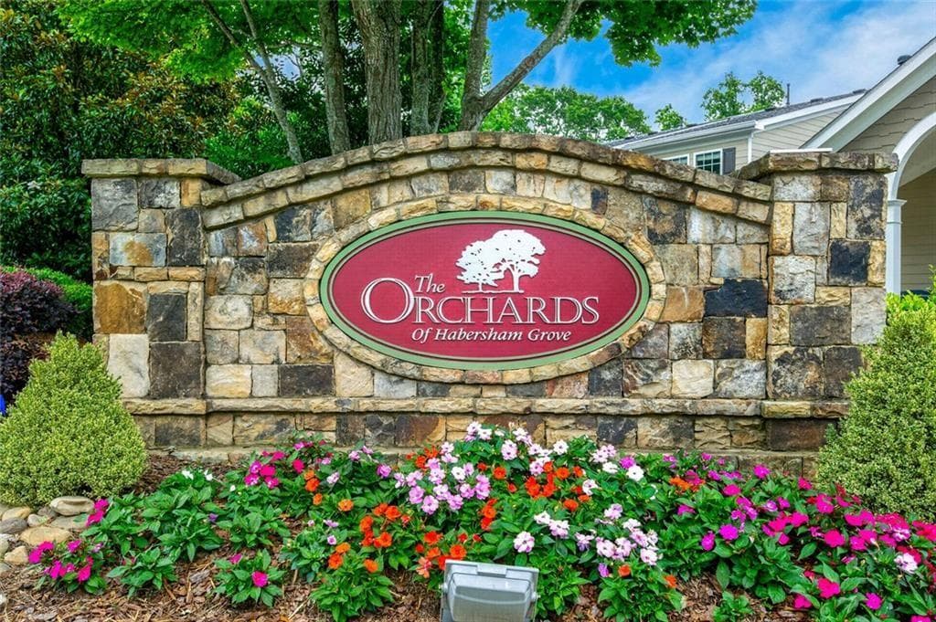 3 bedroom, 3 bathroom, 2,282 sq ft condominium under contract at 2711 Grapevine Circle, Cumming, GA 30041 — photo 2