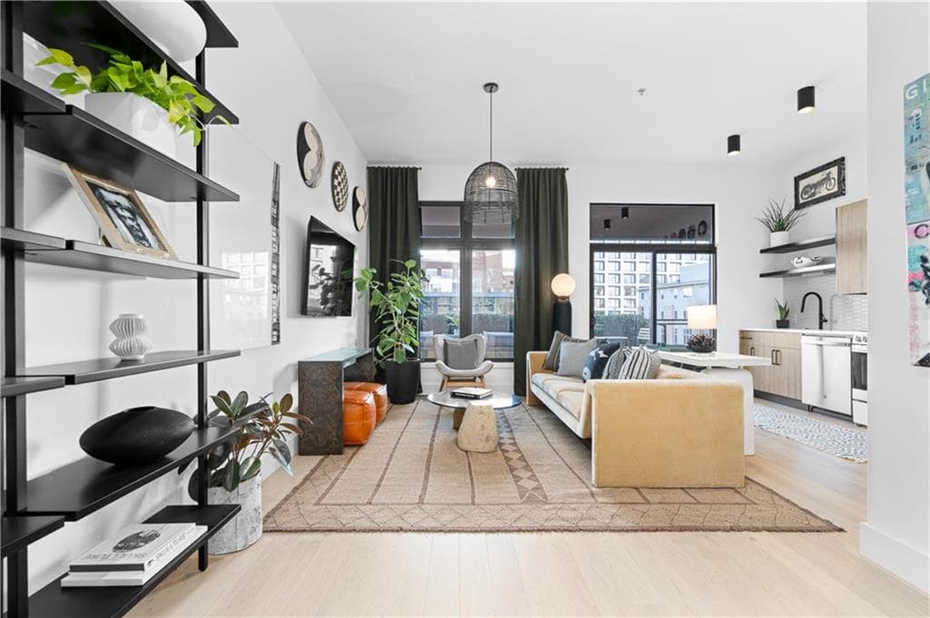 1 bedroom, 1 bathroom, 630 sq ft condominium for sale at 567 Ponce De Leon Avenue 412, Atlanta, GA 30308 — photo 3