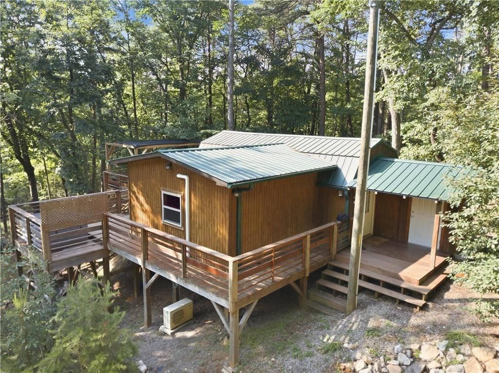 1 bedroom, 1 bathroom, 454 sq ft single family residence for sale at 225 Overlook Circle, Clarkesville, GA 30523 — photo 1 of 42