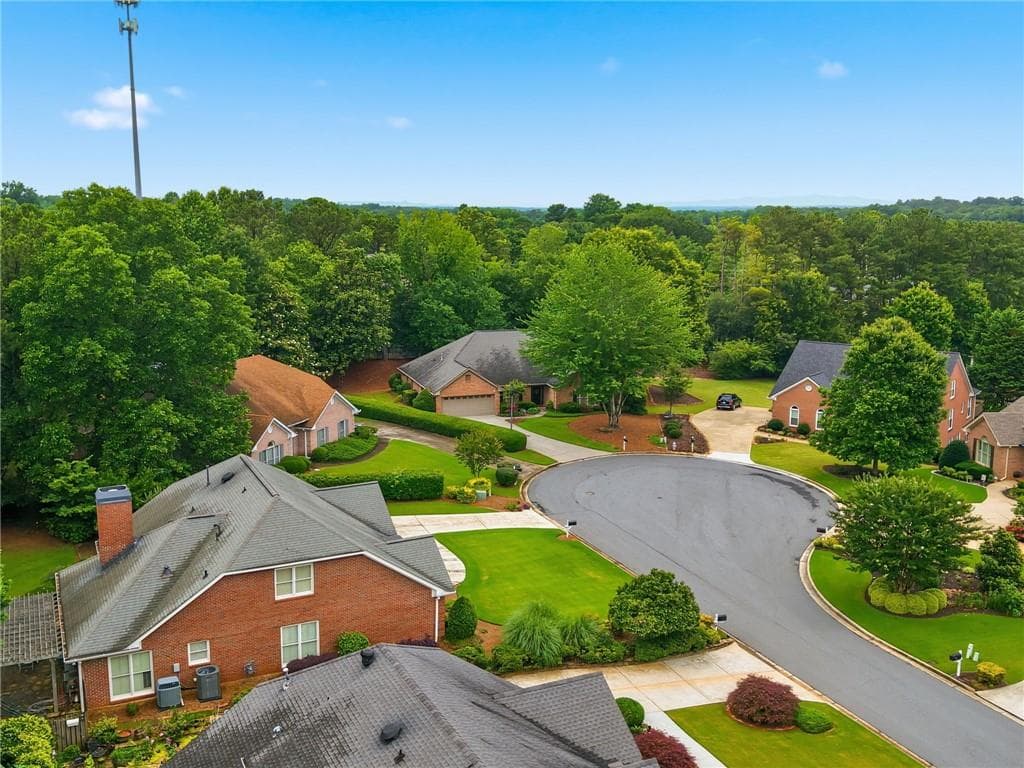 3 bedroom, 3 bathroom, 2,616 sq ft single family residence under contract at 965 Knoll Crest Court, Alpharetta, GA 30004 — photo 2