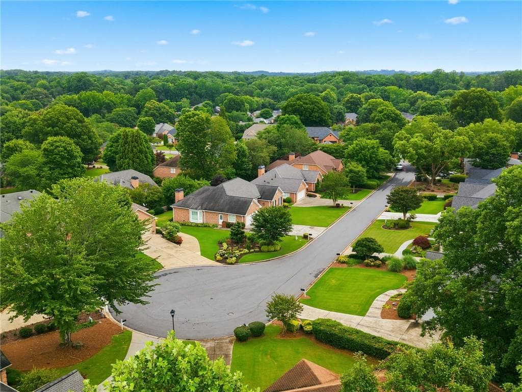 3 bedroom, 3 bathroom, 2,616 sq ft single family residence under contract at 965 Knoll Crest Court, Alpharetta, GA 30004 — photo 3