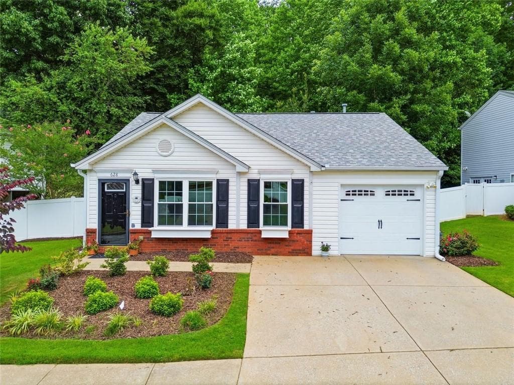 2 bedroom, 2 bathroom, 912 sq ft single family residence for sale at 628 Spanish Oak Drive, Acworth, GA 30102 — photo 1 of 37