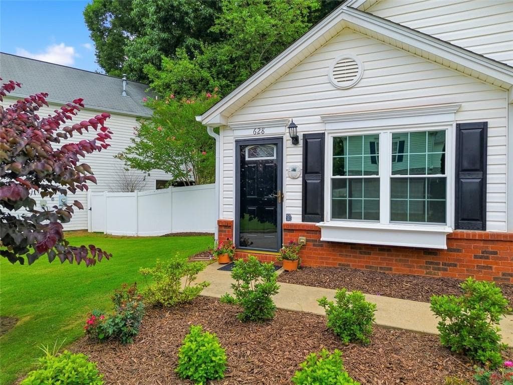 2 bedroom, 2 bathroom, 912 sq ft single family residence for sale at 628 Spanish Oak Drive, Acworth, GA 30102 — photo 2