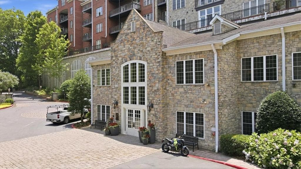 3 bedroom, 3 bathroom, 2,669 sq ft condominium for sale at 3280 Stillhouse Lane 401, Atlanta, GA 30339
