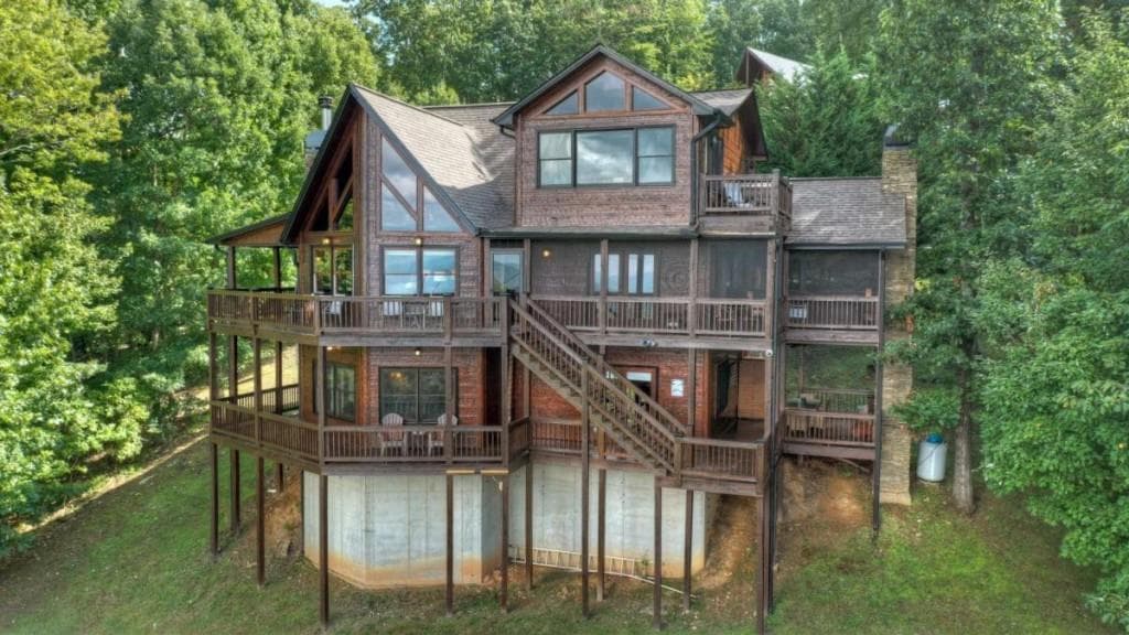 4 bedroom, 4 bathroom, 2,970 sq ft single family residence for sale at 1404 Mountain High Drive, Mineral Bluff, GA 30559 — photo 3