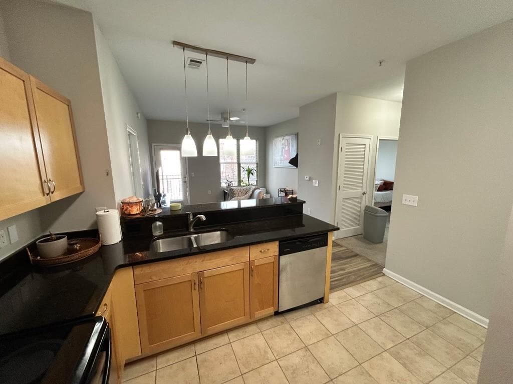2 bedroom, 2 bathroom, 1,082 sq ft condominium for sale at 870 Mayson Turner Road 1336, Atlanta, GA 30314 — photo 3