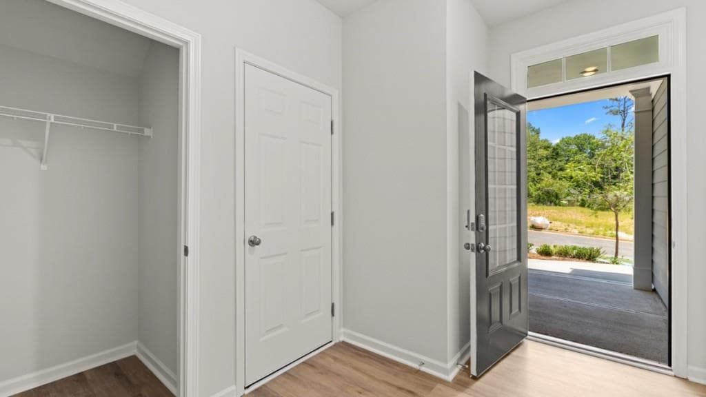 3 bedroom, 3 bathroom, 2,195 sq ft townhouse for sale at 1809 Meadow Green Circle, Gainesville, GA 30501 — photo 4