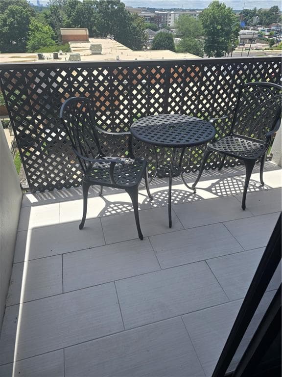1 bedroom, 1 bathroom, 760 sq ft condominium for sale at 300 Johnson Ferry Road B608, Sandy Springs, GA 30328 — photo 2