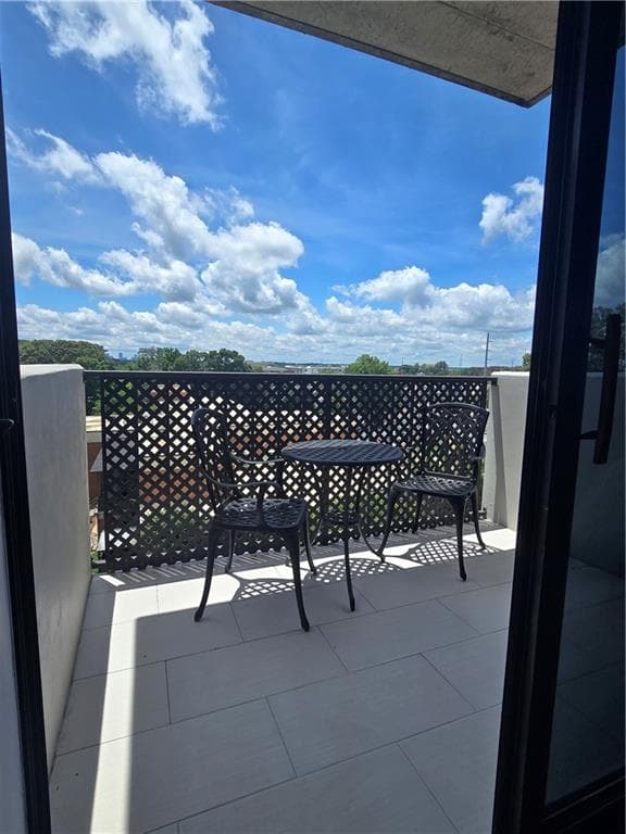 1 bedroom, 1 bathroom, 760 sq ft condominium for sale at 300 Johnson Ferry Road B608, Sandy Springs, GA 30328 — photo 4