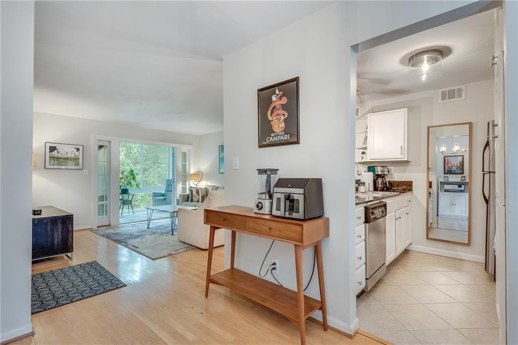1 bedroom, 1 bathroom, 720 sq ft condominium for sale at 1445 Monroe Drive E16, Atlanta, GA 30324 — photo 2