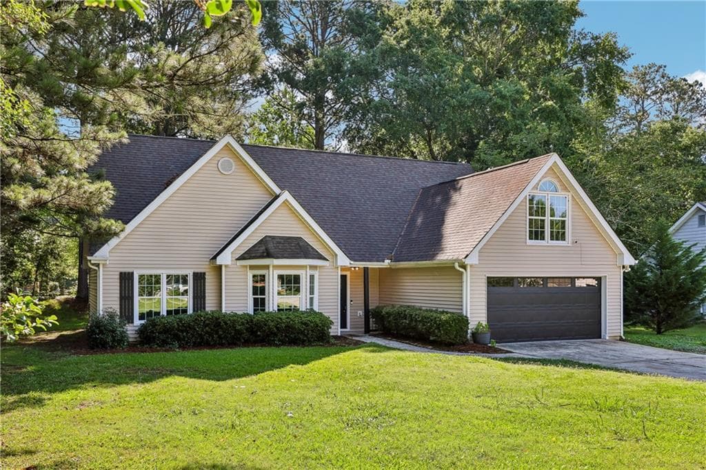 4 bedroom, 2 bathroom, 1,620 sq ft single family residence for sale at 2360 Huntington Drive, Loganville, GA 30052 — photo 2