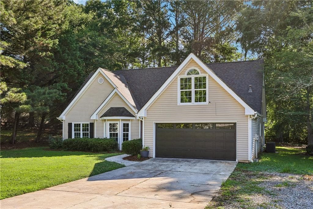 4 bedroom, 2 bathroom, 1,620 sq ft single family residence for sale at 2360 Huntington Drive, Loganville, GA 30052 — photo 3