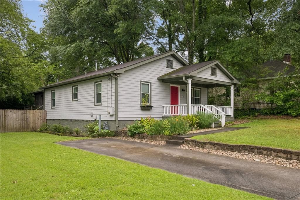 2 bedroom, 2 bathroom, 1,072 sq ft single family residence for sale at 2580 Forrest Avenue, Atlanta, GA 30318 — photo 2