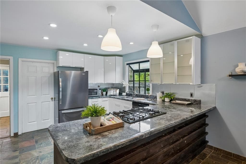 2 bedroom, 2 bathroom, 1,072 sq ft single family residence for sale at 2580 Forrest Avenue, Atlanta, GA 30318 — photo 8