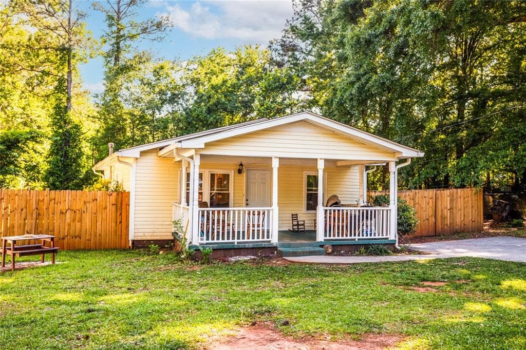 3 bedroom, 2 bathroom, 1,100 sq ft single family residence for sale at 521 Green Street, Monroe, GA 30655 — photo 2