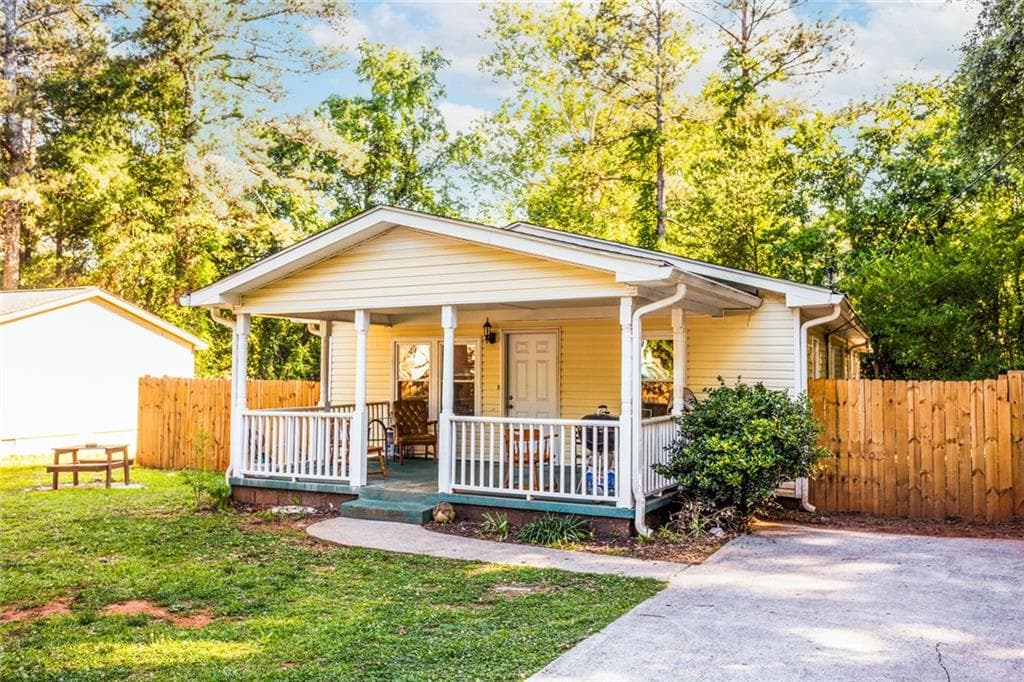 3 bedroom, 2 bathroom, 1,100 sq ft single family residence for sale at 521 Green Street, Monroe, GA 30655 — photo 3