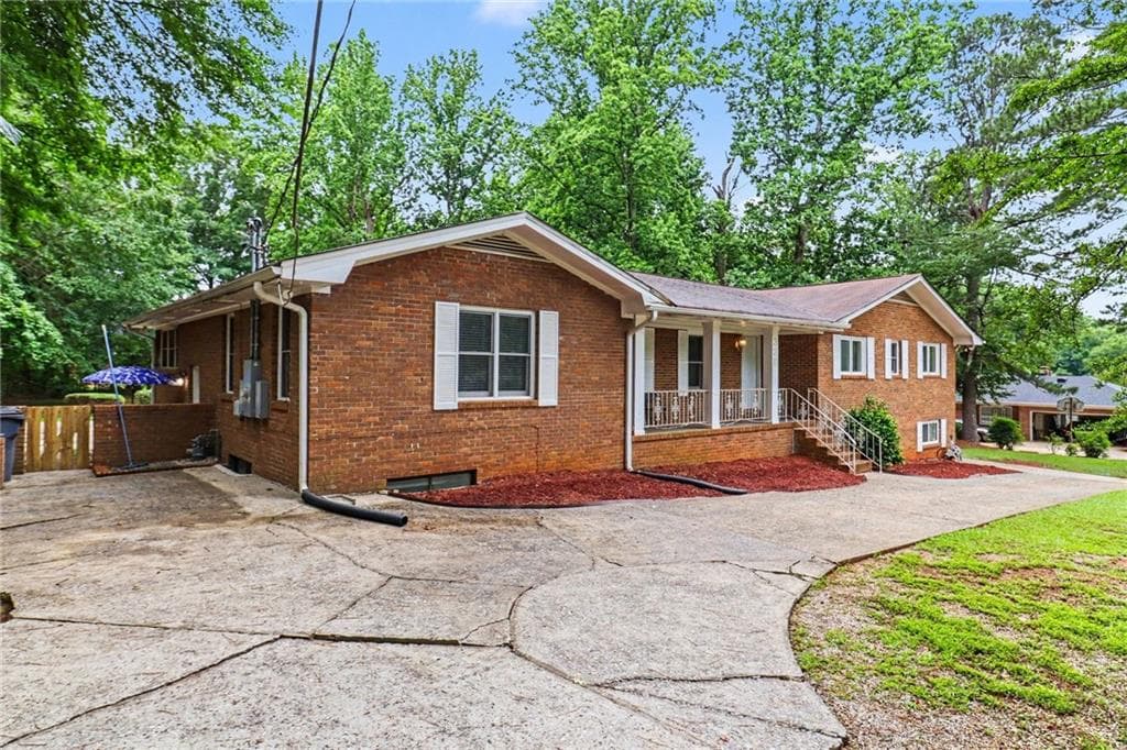 4 bedroom, 3 bathroom, 2,756 sq ft single family residence for sale at 329 Plantation Circle, Fayetteville, GA 30214 — photo 2