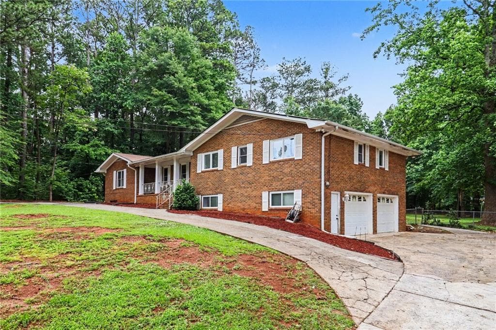 4 bedroom, 3 bathroom, 2,756 sq ft single family residence for sale at 329 Plantation Circle, Fayetteville, GA 30214 — photo 3