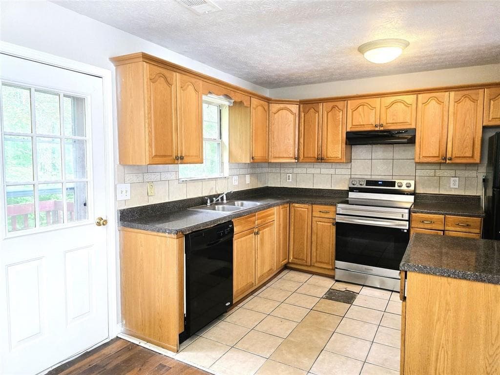 3 bedroom, 2 bathroom, 1,880 sq ft single family residence for sale at 3163 Aberdeen Way, Lithonia, GA 30038 — photo 2