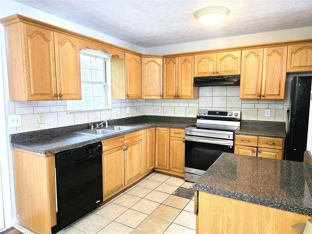 3 bedroom, 2 bathroom, 1,880 sq ft single family residence for sale at 3163 Aberdeen Way, Lithonia, GA 30038 — photo 3