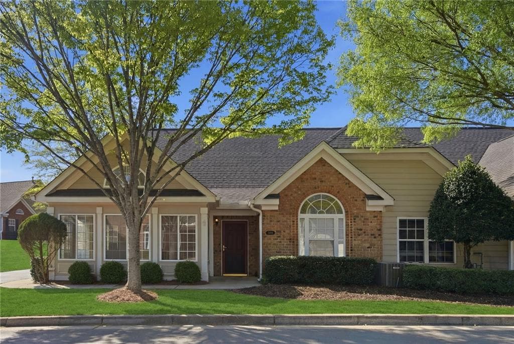 3 bedroom, 2 bathroom, 1,700 sq ft condominium for sale at 2994 Oakside Circle, Alpharetta, GA 30004